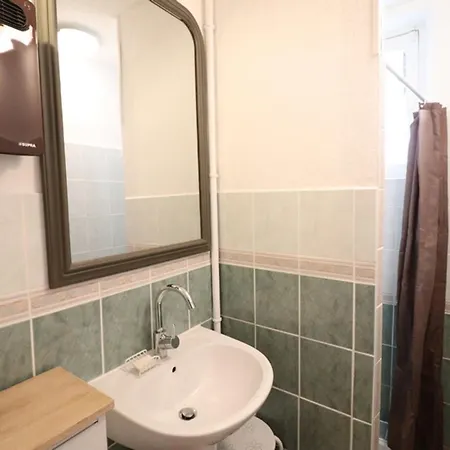 A Avec Jardin Privatif Et Parking, Ideal Pour 4 Pers., A Proximite Du Centre - Fr-1-742-172 * Aurillac